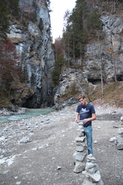 Steinhaufen bauen in der Partnachklamm
