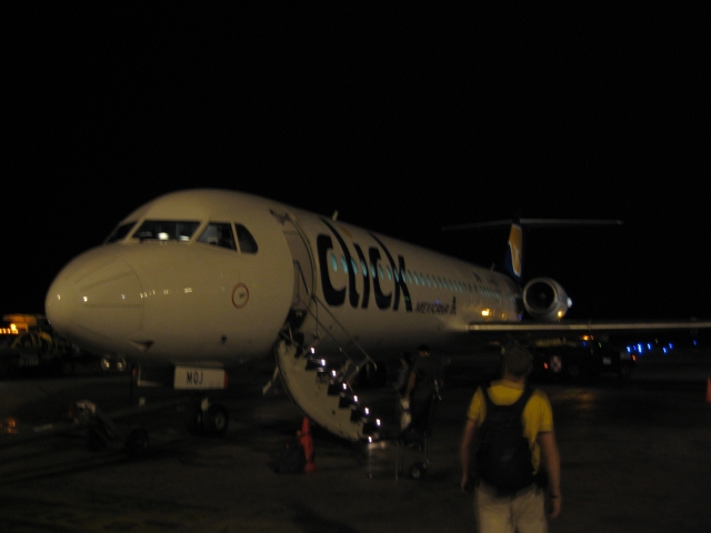 Unser Flugzeug nach Havanna (musste man selber hingehen, halb auf der Landebahn)