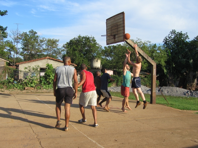 Tobi im Ghetto von Viñales am Basketball spielen