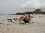 mit dem Bodyboard Trockenübungen am Strand von Tulum
